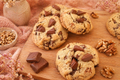 Cookies aux noix et chocolat au lait faits maison, croustillants et moelleux – Crousti'Biscuits