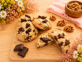 Cookies aux noix et chocolat noir faits maison, dorés et gourmands – Crousti'Biscuits